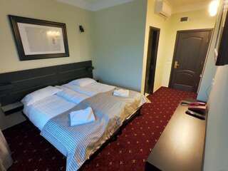Отель Casa Bucovineana Сучава Бюджетный двухместный номер с 1 кроватью или 2 отдельными кроватями-2