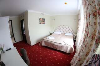 Отель Casa Bucovineana Сучава Двухместный номер с 1 кроватью или 2 отдельными кроватями-1