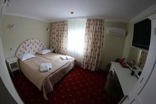 Отель Casa Bucovineana Сучава Двухместный номер с 1 кроватью или 2 отдельными кроватями-2